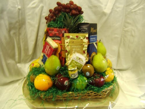 River Dell's Fruit & Gourmet Basket
