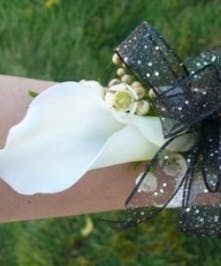 Single white calla lily wristlet 